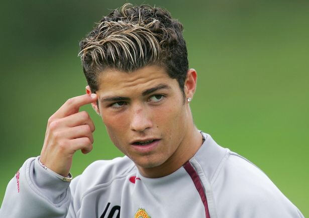 CR7_inside's tweet image. 😮 À 18 ans, Cristiano Ronaldo signait à Manchester United.

18 ans plus tard, il est de retour.

[@Twitugal 🐐]