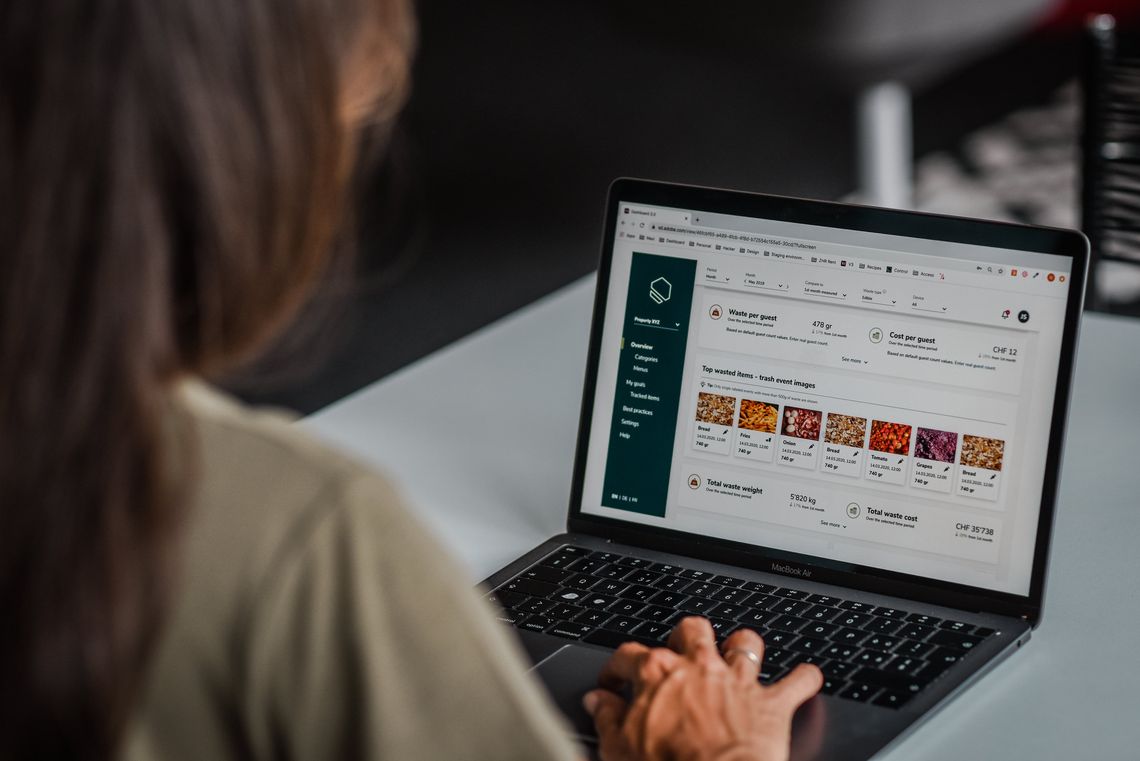 Gemeinsam mit dem Startup <a href="/KITRO_FoodWaste/">KITRO</a>  haben ZHAW-Forschende eine Kamera entwickelt, die Küchenabfälle in Gastronomiebetrieben scannt und erkennt. Das genaue Erfassen soll helfen, künftig #foodwaste  zu vermeiden: fal.cn/foodwaste_zhaw