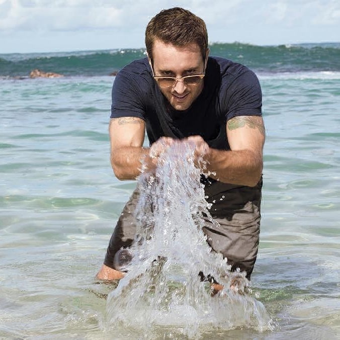 H50Europe's tweet photo. #Repost #CBSWatch 2018
Beach, please! 🏝 We'd catch a wave with this hot TV hunk anytime. 🌊🏄‍ #H50 #AlexOLoughlin #SteveMcGarrett 📸 by #emilyshur https://t.co/akgpFT0rX5
