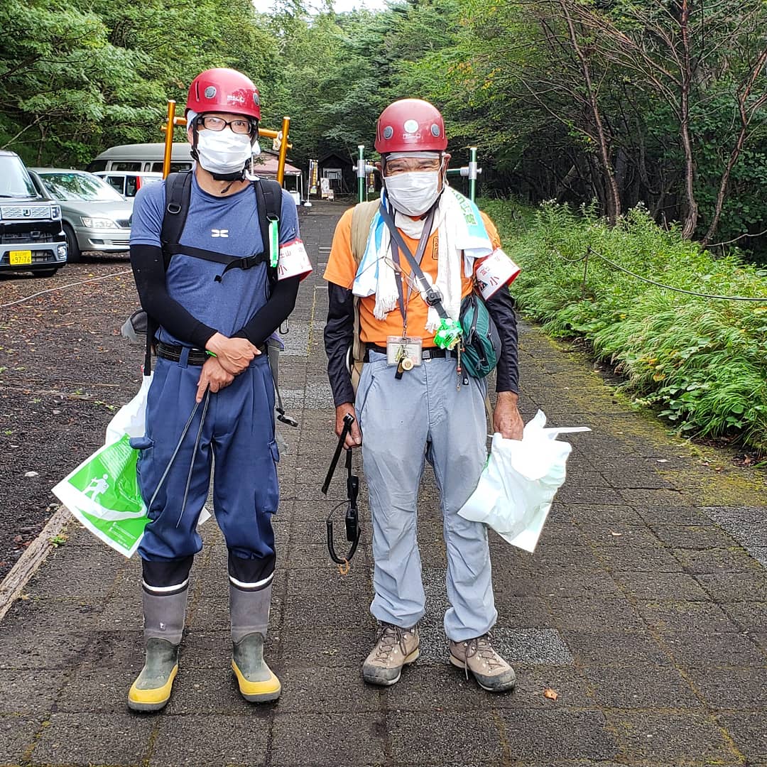 higashifujisan's tweet image. 冨士山ガイド集団
やまぼうし巡視活動
本日の巡視活動は五合目から八合目迄の巡視を実施！
多いのはペットボトル、
ビールの空き缶、衣類等の
布製品､そして排泄物が
2800m付近の森林限界で
三ヶ所確認し回収しました。登山者が少なくなり
気にせず排泄出来るようになったと思います。
また終わらず