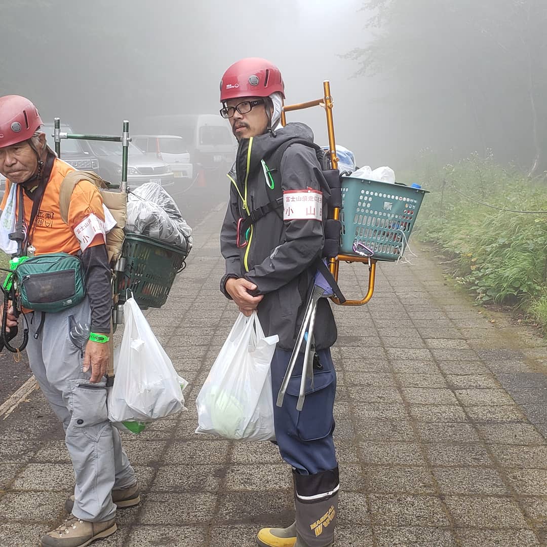 higashifujisan's tweet image. 冨士山ガイド集団
やまぼうし巡視活動
本日の巡視活動は五合目から八合目迄の巡視を実施！
多いのはペットボトル、
ビールの空き缶、衣類等の
布製品､そして排泄物が
2800m付近の森林限界で
三ヶ所確認し回収しました。登山者が少なくなり
気にせず排泄出来るようになったと思います。
また終わらず