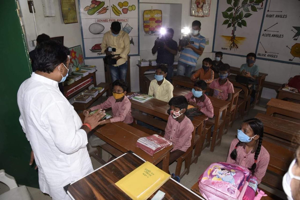 आज लखनऊ के चिनहट विकास खंड के प्राथमिक विद्यालय मखदुमपुर का निरीक्षण किया।

आज से कोरोना गाइडलाइंस का पालन करते हुए प्रदेश में कक्षा 1 से 5 वीं तक विद्यालयों को खोला गया है, बच्चों का विद्यालयों में पठन-पाठन शुरू हुआ है।