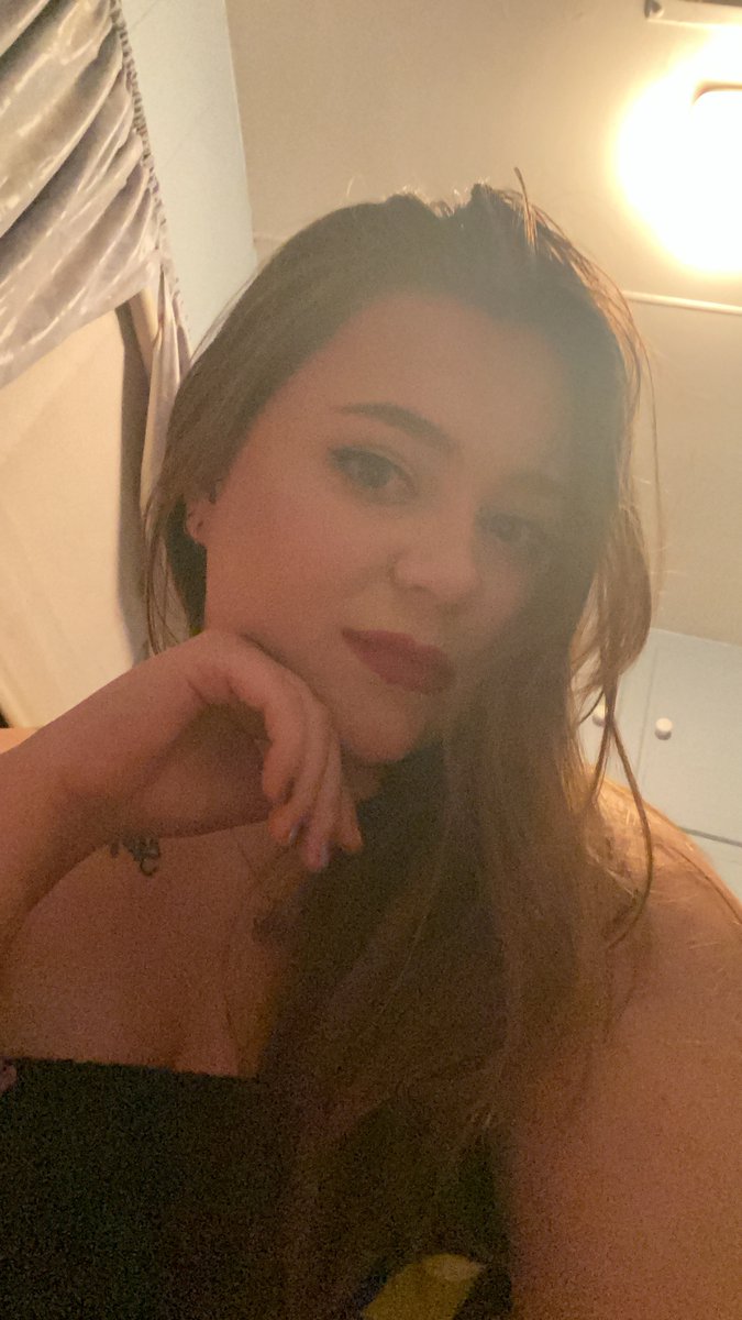 EffyLeeB's tweet photo. Rocking the red lip ❤️👄 lately https://t.co/Gg2RSmu48M