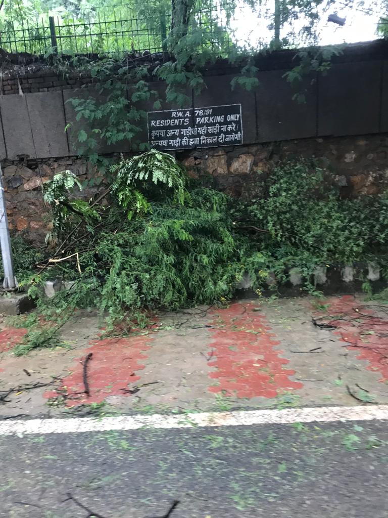 FlatsDda's tweet photo. Where are the Civic Authorities? Are we waiting for a disaster to happen.?@ArvindKejriwal @M_Lekhi @ParmilaTokas @TokasBhagat https://t.co/Ab6df6Bwjx