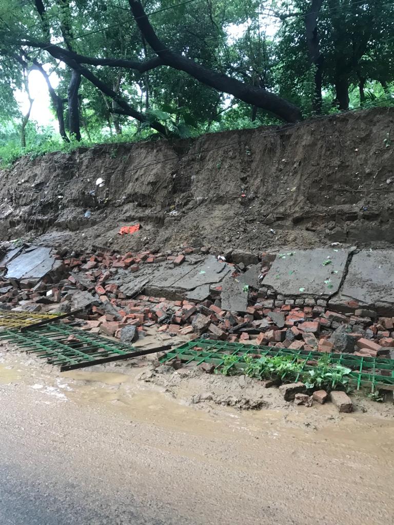 FlatsDda's tweet photo. Where are the Civic Authorities? Are we waiting for a disaster to happen.?@ArvindKejriwal @M_Lekhi @ParmilaTokas @TokasBhagat https://t.co/Ab6df6Bwjx