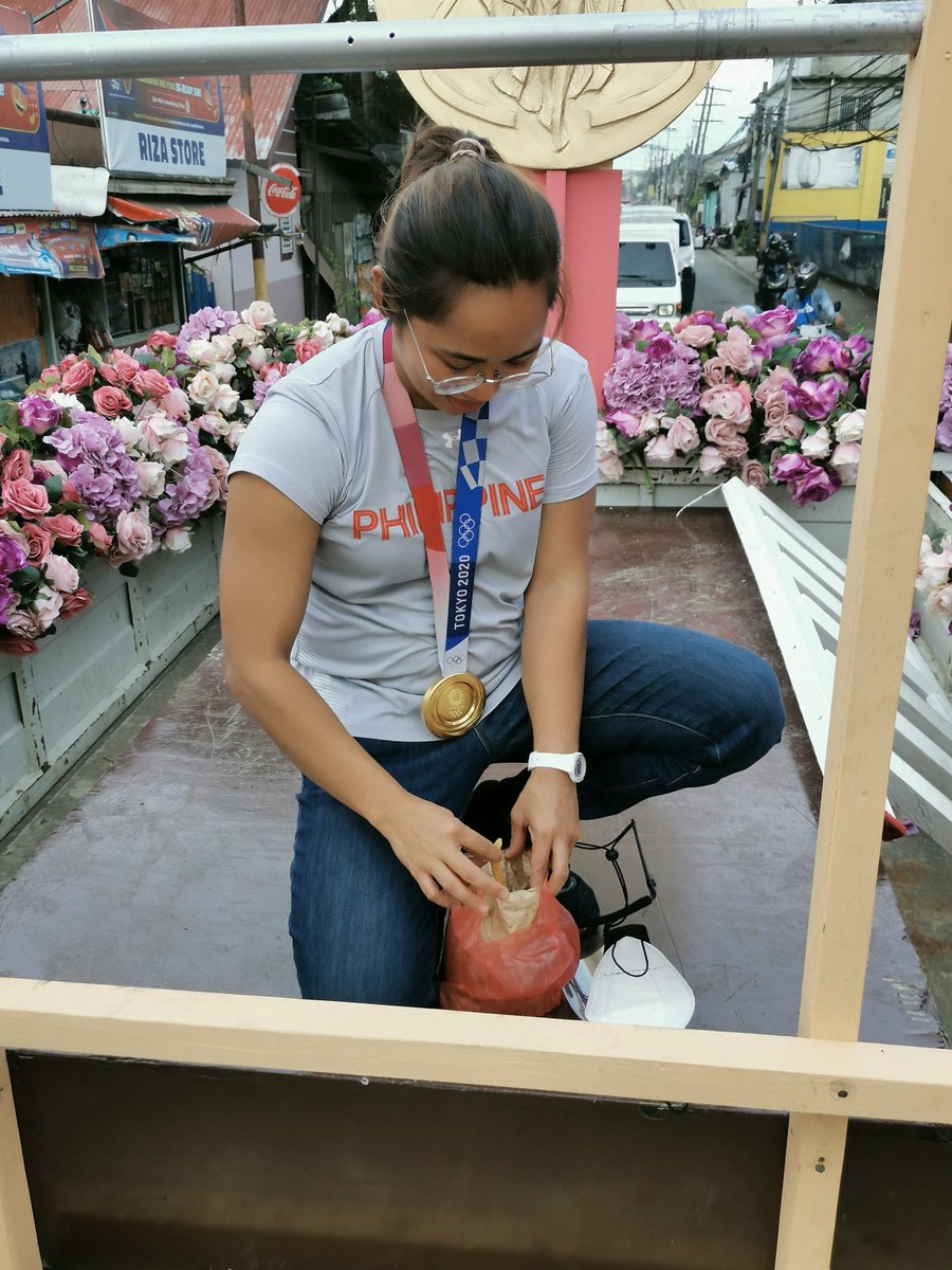 During the Homecoming motorcade, humble Olympian Hidilyn Diaz stopped by a store in Zamboanga City to buy her favorite 'saging prito' from her 'suki'. 🇵🇭🥺

#HidilynDiaz #TokyoOlympics #ZamboangaCity