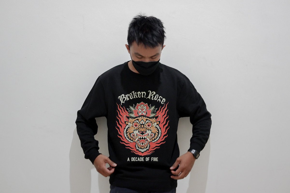 BROKENROSE_YK's tweet photo. “A Decade of Fire”

Harimau Jawa. 
Harga kaos 140k (Belum termasuk ongkos kirim). Kaos menggunakan New States Apparel. Apabila kawan-kawan berminat, Harimau Jawa juga tersedia dalam bentuk sweater dengan harga 230k.
Hubungi ke 085762277059.

#brknrs #brokenrose10 #adecadeoffire https://t.co/Iaihhr273T