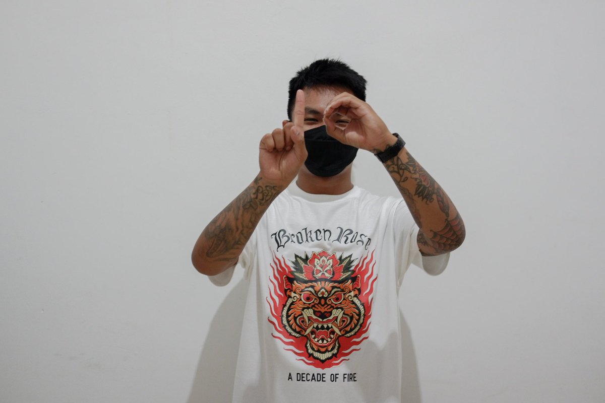 BROKENROSE_YK's tweet photo. “A Decade of Fire”

Harimau Jawa. 
Harga kaos 140k (Belum termasuk ongkos kirim). Kaos menggunakan New States Apparel. Apabila kawan-kawan berminat, Harimau Jawa juga tersedia dalam bentuk sweater dengan harga 230k.
Hubungi ke 085762277059.

#brknrs #brokenrose10 #adecadeoffire https://t.co/Iaihhr273T