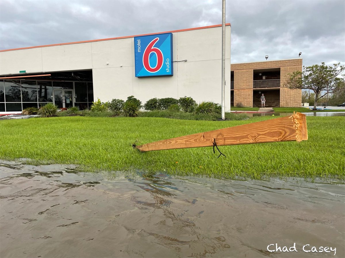 WxFanaticCC's tweet photo. A good reason to be sheltered during a hurricane. #lawx #wxtwitter @NWSNewOrleans #HurricaneIda https://t.co/Y2GiWFBvxH