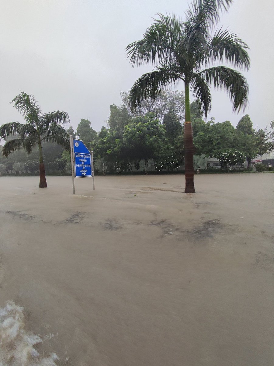 It's not #yumana river.. infront of #americanembassy , #Chankyapuri 
#DelhiRains #Rain #delhi