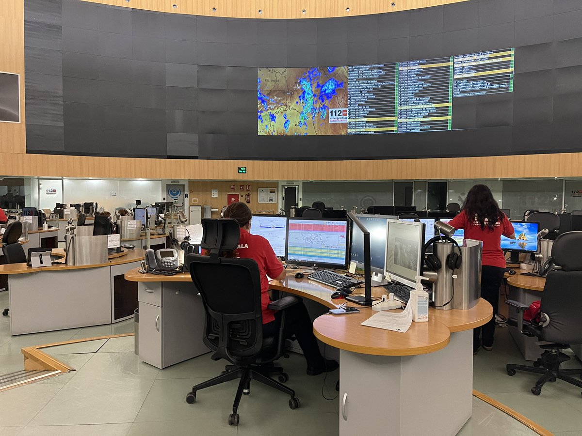 112cmadrid's tweet photo. #Madrid112 gestiona durante la madrugada 237 expedientes por las tormentas. 
Las zonas con más avisos Alpedrete, Valdemoro, Parla, Fuenlabrada, Rivas-Vaciamadrid y Madrid. 
#BomberosCM ha realizado ya 50 intervenciones (inundación en viviendas y balsas en calzada).

#INUNCAM https://t.co/OSaqCmW7CC