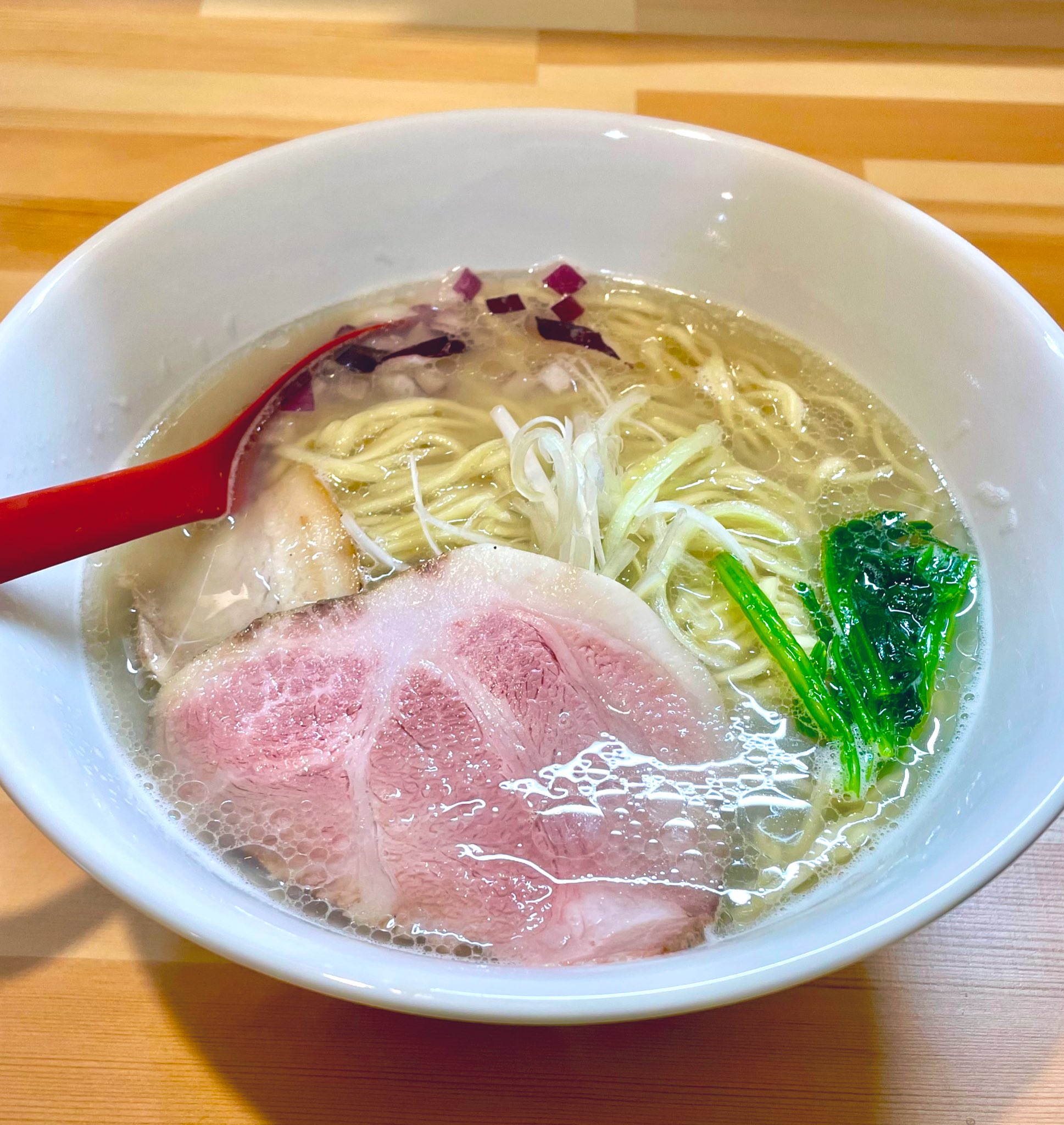 ウエスタ らぁ麺 貝出汁ラーメン緑彩亭 上田市 貝麺 まさかの本日オープン 貝に貝を重ねたスープは帆立と浅利の甘い旨味満点ですっきり円やか 麺は平打ちパツ麺 トッピングはソツなく纏まってる 店主さんは新橋の虎武で修行経験アリとの事 信州上田