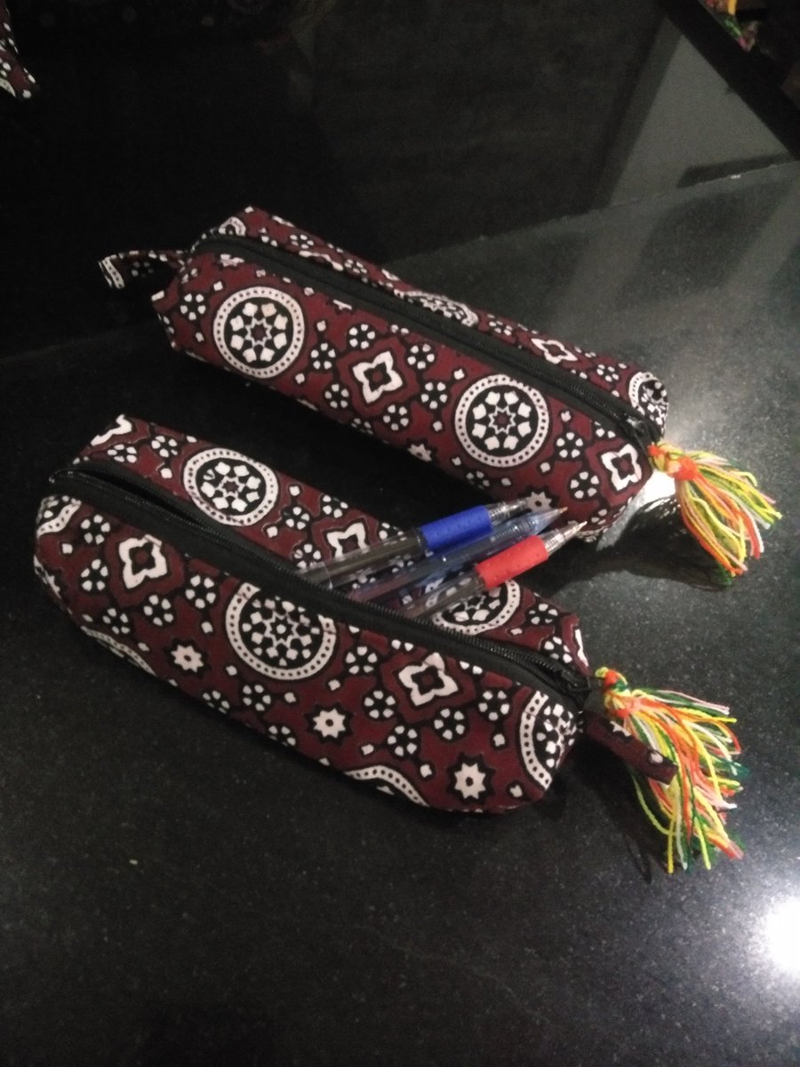 Ajrak pencil pouch
#traditionalclothing #womenentrepreneur #foziascollection #applique #womenempowermnet