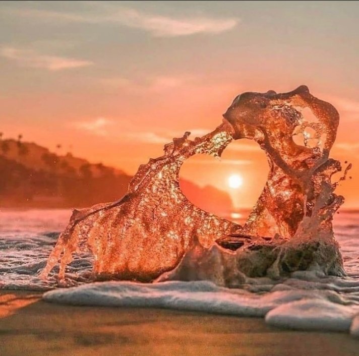 يُخبرني الصباح بأنهُ مازال هُناك بشر قلوبهم
بيضاء وأرواحهم عذبة يشرقون من نافذة
الصباح فيسعد من حولهُم .                                                                                         
                                     #صباح_السعاده