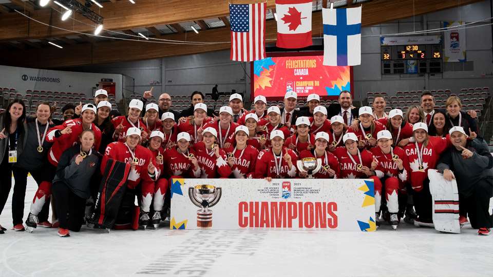 scottiemac06's tweet photo. Congratulations to Coach Brad Kirkwood and all of #TeamCanada on the Women's World Championship gold medal win!! What a tournament and what a final! #WomensWorlds π¨π¦ @HC_Women @TPGoaltending @CalgaryPolice #Kracky https://t.co/T4qYZ1BmkY