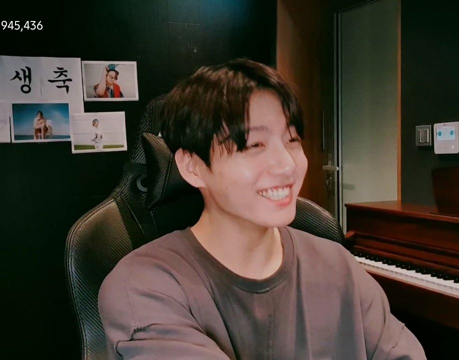 NJeonssmile's tweet image. Happy Birthday to my singer forever 💜✨

@BTS_twt
#HappyBirthdayJungkook 
#OurGiftJungkook 
#JungkookDay