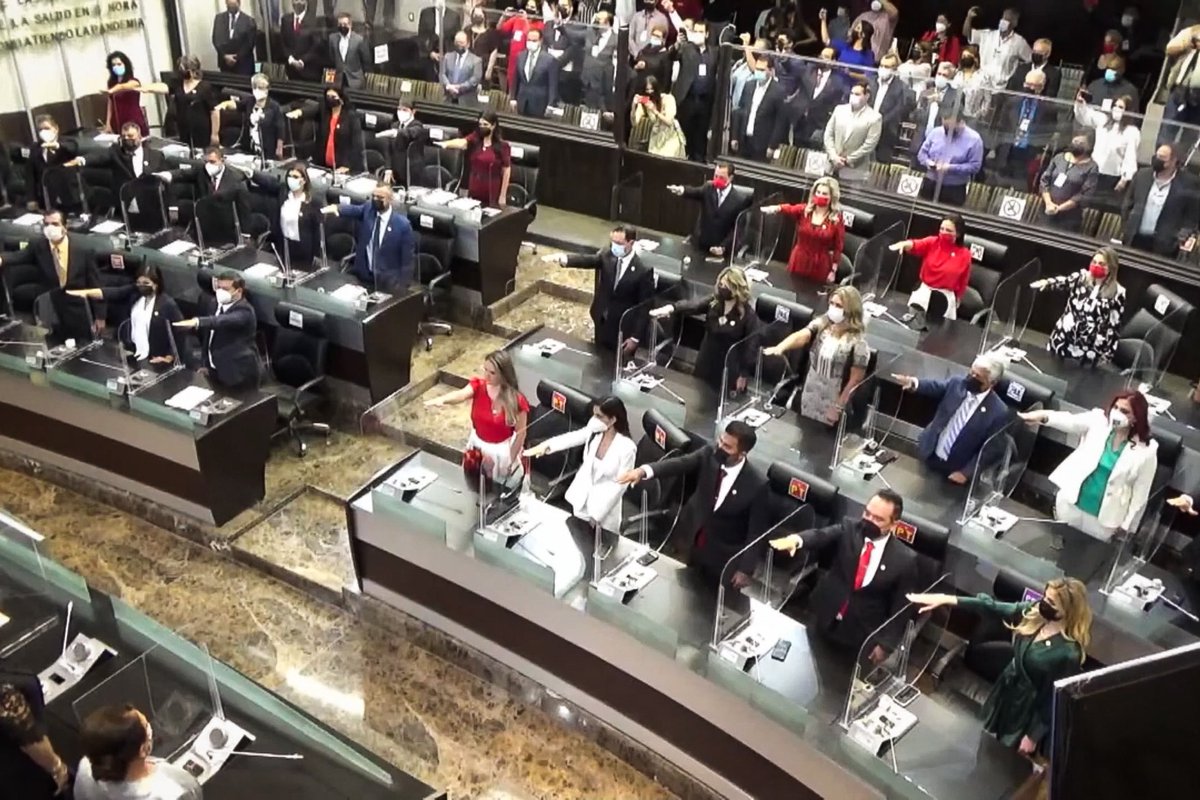 Termina un ciclo del cual me siento orgullosa y satisfecha con nuestra labor realizada ante la responsabilidad tan grande que nos confirieron, de igual manera les deseo lo mejor a quienes hoy conforman la sexagésima tercera legislatura para que vean siempre por el bien de Sonora.