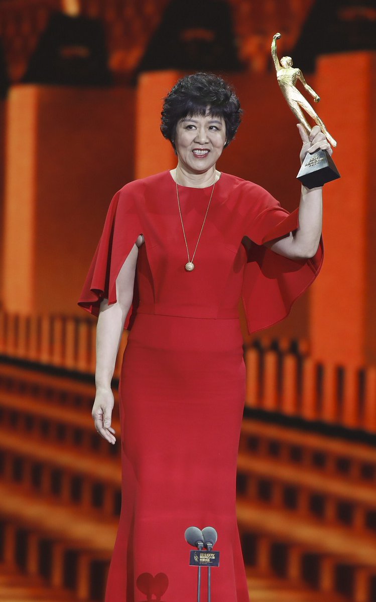 XHSports's tweet photo. Chinese #volleyball legend #LangPing has stepped down as head coach of the country's national women's team, roughly a month after they failed to live up to expectations at #Tokyo2020 https://t.co/lq3KbRspx9 https://t.co/Dt3w4bMuSR