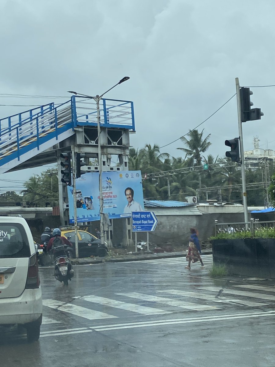 mumbaimatterz's tweet photo. Attn: @mybmcwardGN @mybmc
Tear down these #IllegalBanners put up at the jn of Senapati Bapat Marg/Mori Road Mahim immediately.

@DighavkarKiran 

#ZeroTolerance for #IllegalBanners in #Mumbai https://t.co/8F5dwdqLSN