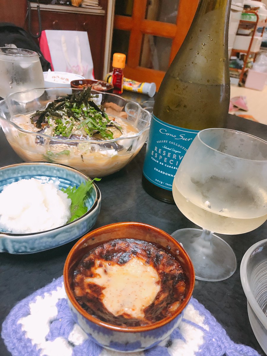 baaambooo13's tweet photo. 自分に甘いので連勤したらいいお酒買ってあげる。今日は帰路に酒屋はしごして白ワインを買いました。グラタンには白ワイン！！同居人は飲めないけど、乾杯！！ https://t.co/HXzb7kc7M0
