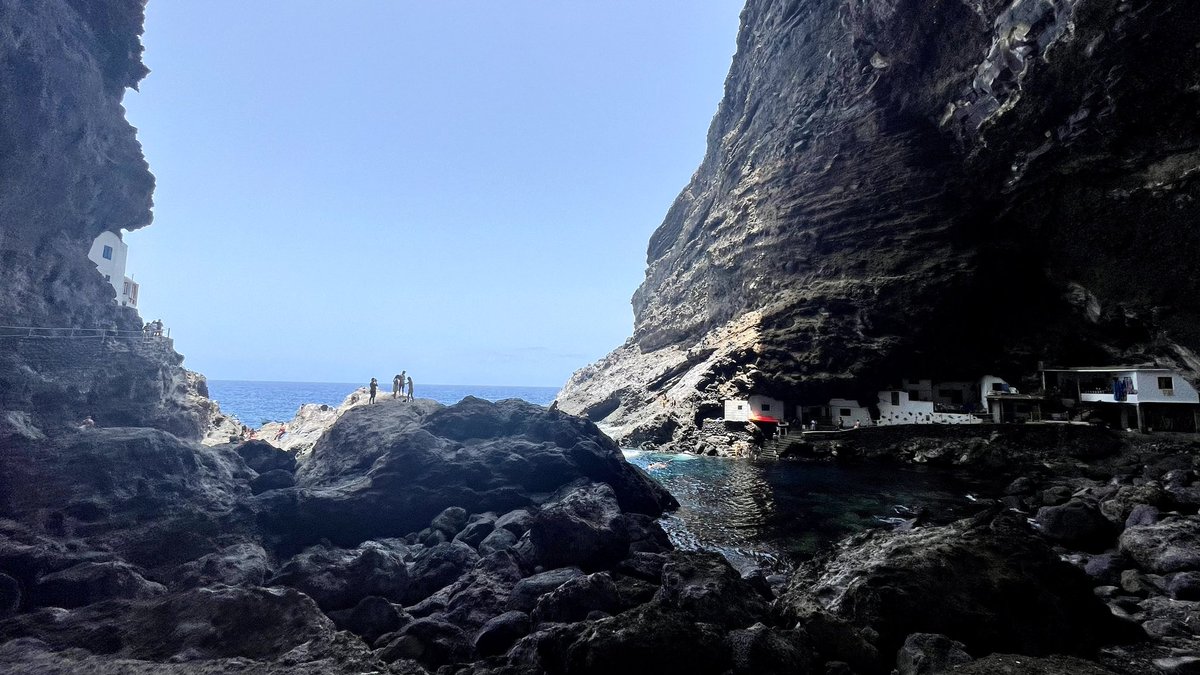 Perenne5's tweet photo. Los #Buenosdias de hoy, con el recóndito pueblo de Proís de Candelaria, Tijarafe, Isla de La Palma, #Canarias. Paraje escondido, dentro de una cueva. Debió ser un buen refugio para los piratas.
📸 mi hijo Diego
#FelizMiercoles #1Septiembre 💙🌈🦋 https://t.co/29R7kIHAqM