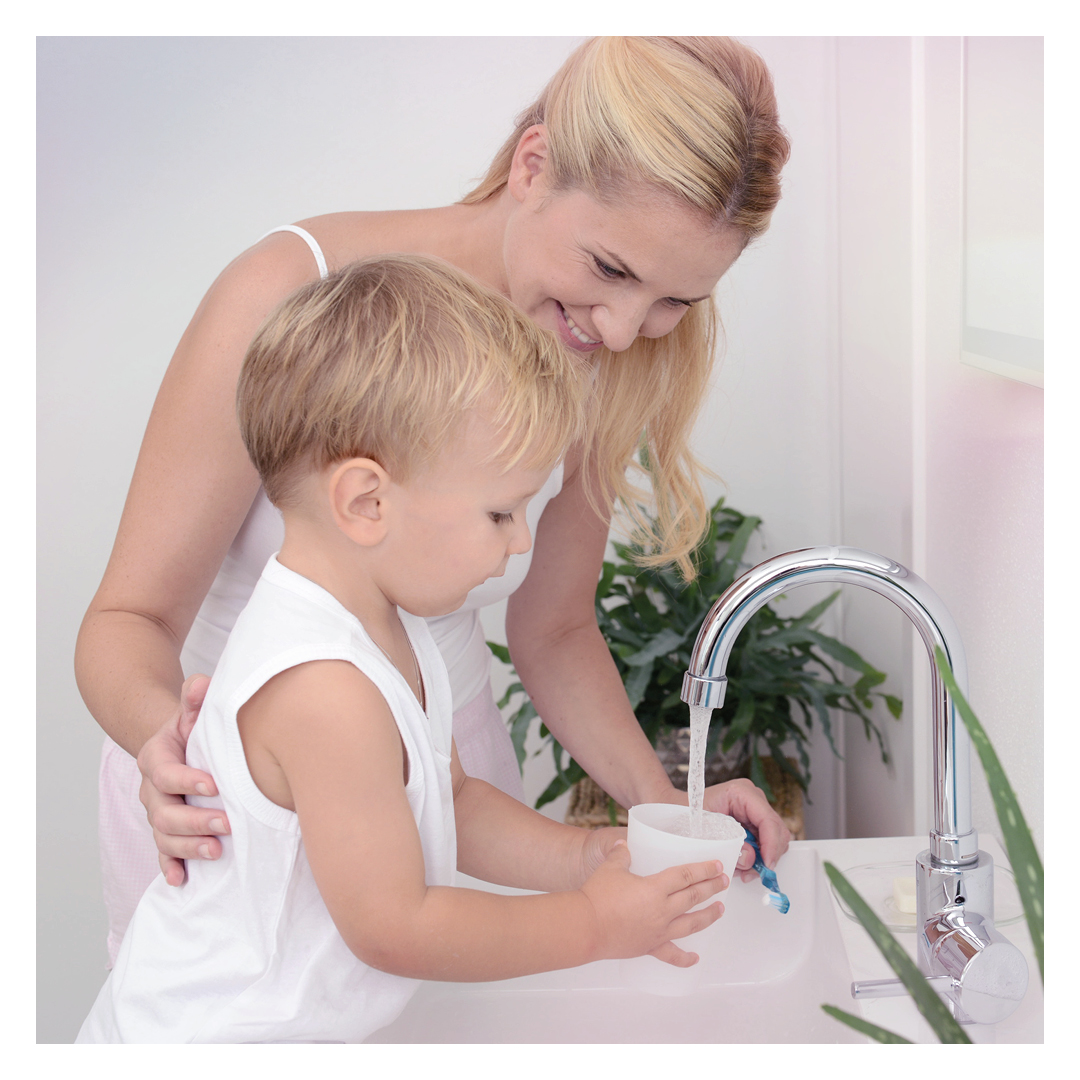 Enseñarles la importancia de beber agua y hacerlo de una manera responsable 👶
El futuro está en las nuevas generaciones, por eso es imprescindible dar ejemplo consumiendo agua de km0, rebajando el uso de botellas de plástico desechable y optimizar el consumo de agua