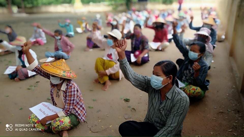 IrrawaddyNews's tweet photo. Villagers from northern Salingyi and eastern Yinmarbin in #Sagaing Region continued their daily protest against the military regime for the 175th day in a row on Wednesday. (Photo: CJ) 

#WhatsHappeningInMyanmar https://t.co/ZxCztaMPC2