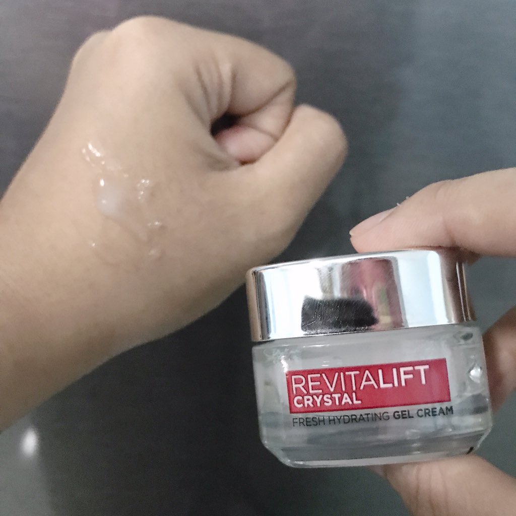rraaiissha's tweet photo. Ini dia my holygrail dr L’OREAL Paris Revitalift Crystal Gel Cream😍 Liat deh tekstur gel nya bening banget. Saat diaplikasikan kewajah adem bgt rasanya. Melembabkan smpe 10 lapisan kulit loh! Bikin bebas kilap hingga 8 jam #CrystalClearAllDay @LorealParisID https://t.co/eykJDyO1hO