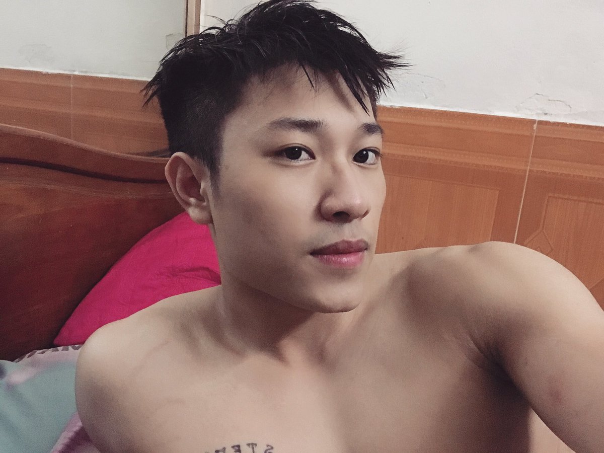 Đố em biết anh đang nhìn gì 🙄