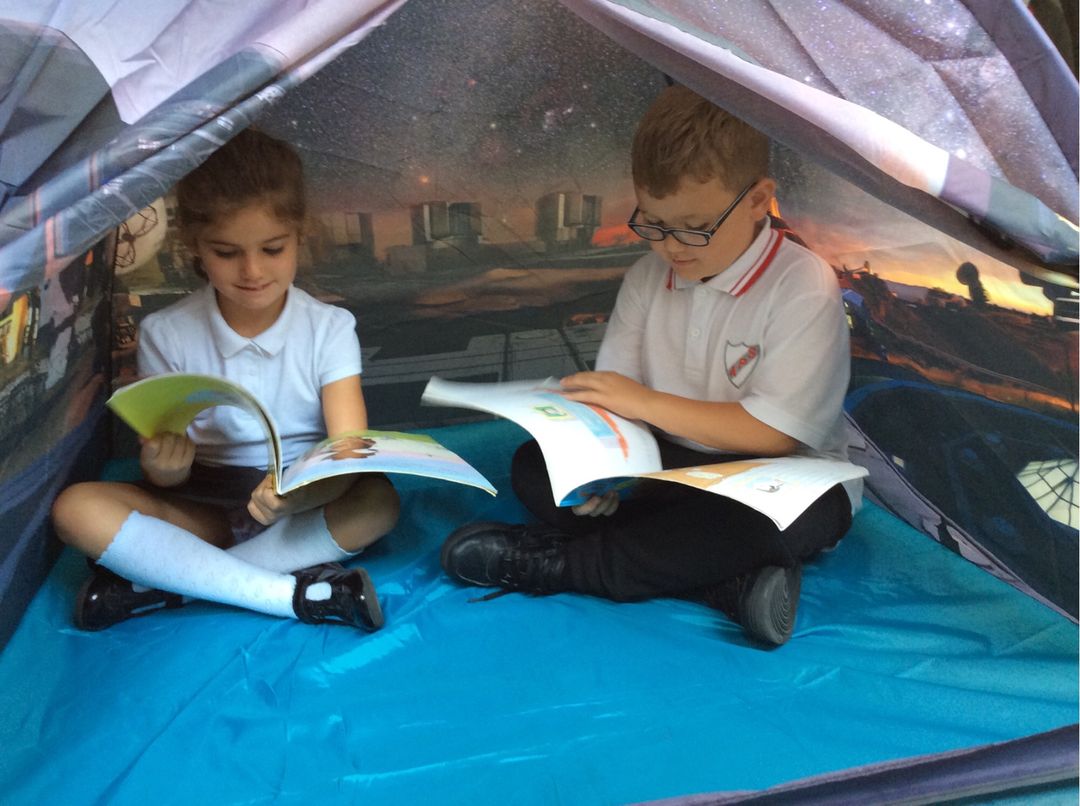 AuchenlodmentPS's tweet image. Primary 3 are loving their new library area and can't wait to read each day! #lovetoread #classlibrary  @RenLibraries