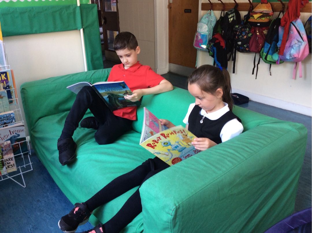 AuchenlodmentPS's tweet image. Primary 3 are loving their new library area and can't wait to read each day! #lovetoread #classlibrary  @RenLibraries