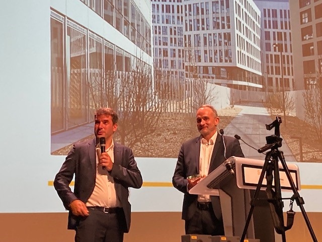 🏅Origine, un immeuble de #bureaux du patrimoine d’#Icade à <a href="/VilleNanterre/">Nanterre</a>, reçoit le Grand Prix "Bâtiment d'activités" au Smart Buildings &amp; Territories Summit @SBA_France. Îlot ouvert sur la #ville, il est au cœur d'une démarche écologique innovante.🌿#SBTSummit.