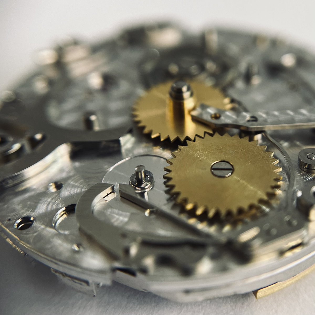 Under the dial of a Jaeger-LeCoultre calibre 891 triple calendar wristwatch. The rate the day/month dials turn is controlled by star wheels (so-called because of their triangular teeth ⭐️) on their back geared to jump forward, one every 24 hours, the other every 31 days 📆