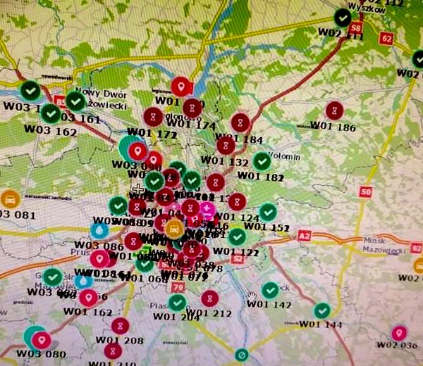 JanSpiewak's tweet image. Info od ratownika: 40 z 68 zespołów karetek w Warszawie i okolicach nie wyjechało dzisiaj rano na ulice!! Każdy czerwony punkt to jedna karetka która nie wyjechała. Ratownicy masowo rezygnują z pracy. To jest absolutna katastrofa. Uważajcie na siebie dzisiaj i bądźcie zdrowi.