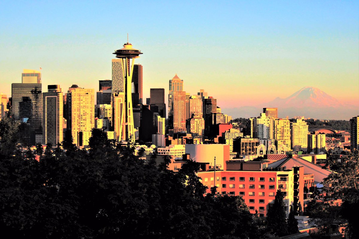 Finally got this shot at Kerry Park with Mount Rainier visible!
#photography #photographer #seattle #pnw #pacificnorthwest #cities #photographylovers #photographers