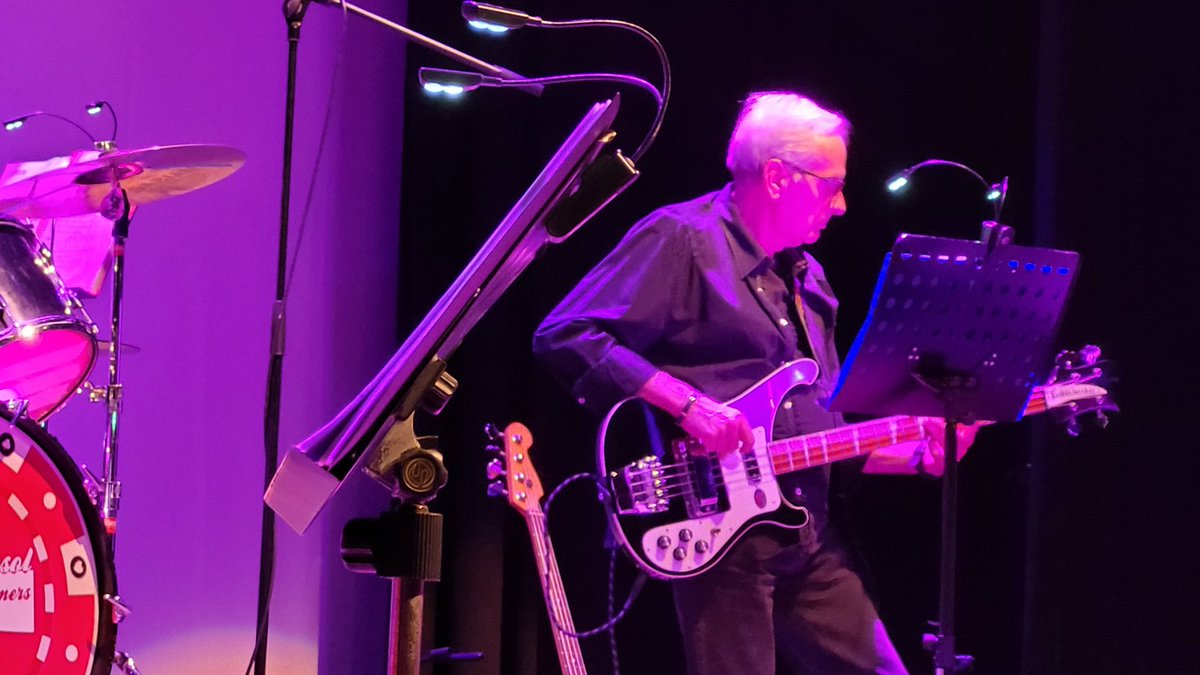 JimTersol's tweet photo. 😍🎸Alfred Serra, el baixista 'no escocès' més elegant de la comarca! Dreamer de primera generació! Aquí el tenim en primera línia al concert de Castellterçol.
#jimtersolandthedreamers #castellterçol #queenoflove #concert https://t.co/L8J43UyP2H