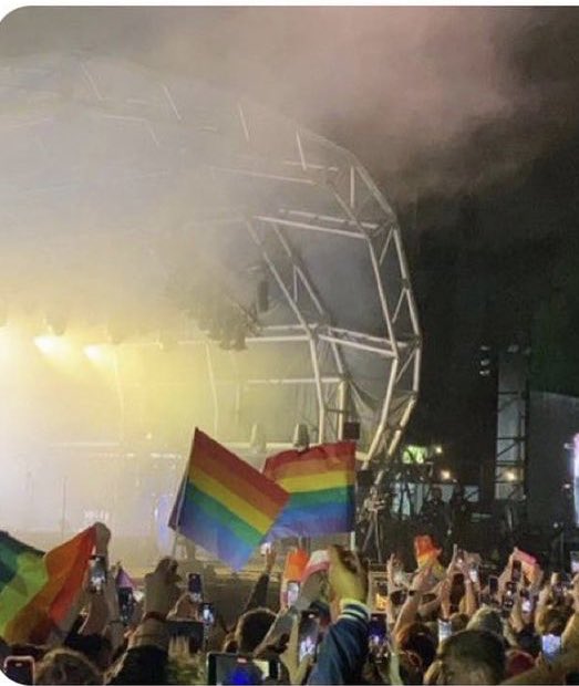 _saud4de_'s tweet photo. Louis                                   Harry
concert             🤝            concert
                      beautiful 
                   pride parade https://t.co/ZITjxAAGzd