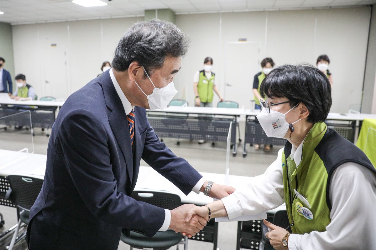 이낙연 후보는 오늘 민주노총 전국보건의료산업노조를 급히 찾았습니다. 보건의료노조는 코로나19 현장에서의 고충을 토로하며 내일 파업을 예고하고 복지부와 협의 중입니다. 이낙연 후보는 "노동자들의 어려움과 절박한 외침은 저뿐 아니라 우리 국민 모두가 깊이 공감한다" 며 위로했습니다.