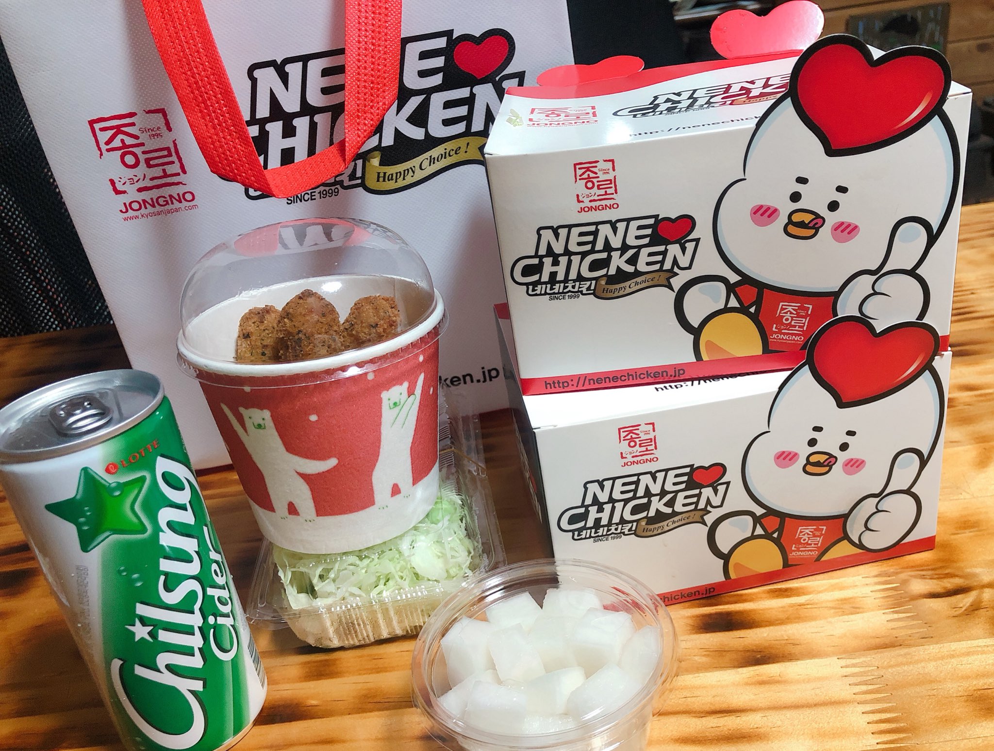 Uzivatel ピヨ Na Twitteru ネネチキン初めて食べるけど テイクアウトで大根の漬物が付くの韓国っぽいwそしてチルソンサイダーがおまけについてて一人でテンション上がってしまった 袋もかわいい このなんとも絶妙なキャラクターも非常に韓国っぽくて好き