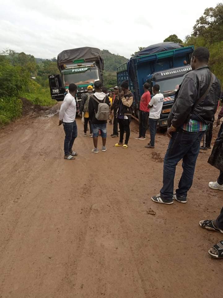 MimiMefoInfo's tweet photo. #Cameroon
Passengers are once again stranded on the road to #Bamenda at Babadjou in the West region, following a heavy downpour. 

Due to the poor state of the road, two trucks transporting perishables got stuck at Babadjou, blocking the road.

MMI https://t.co/ulvwAwA2oE