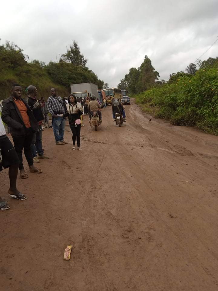 MimiMefoInfo's tweet photo. #Cameroon
Passengers are once again stranded on the road to #Bamenda at Babadjou in the West region, following a heavy downpour. 

Due to the poor state of the road, two trucks transporting perishables got stuck at Babadjou, blocking the road.

MMI https://t.co/ulvwAwA2oE