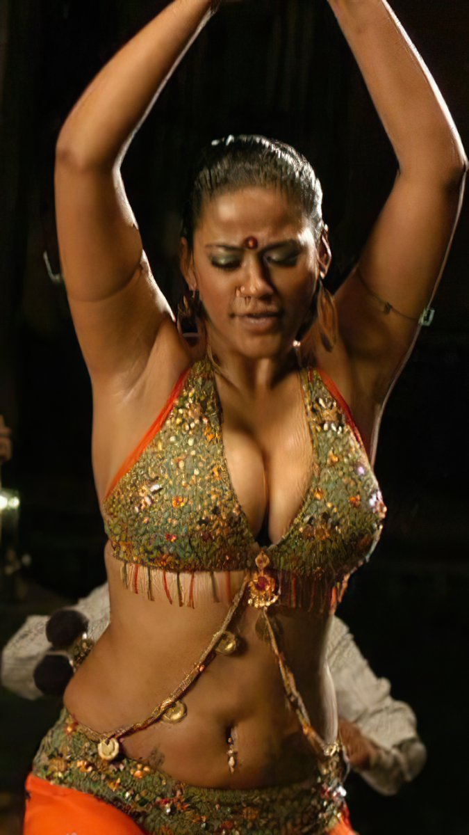 Thank u @Starleth3re_ bro for always reminding hotties bday..Wishing a very Happy Birthday to item queen #MumaithKhan😍💐
