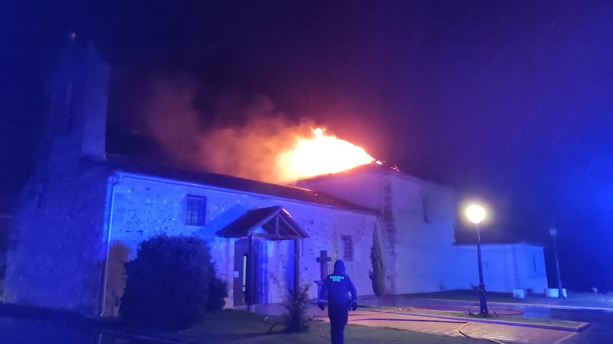 scarRomano's tweet photo. Estoy triste. Me llegan estas imágenes: incendio en la iglesia de mi pueblo.
#Otones https://t.co/fvtYYS1Iuv