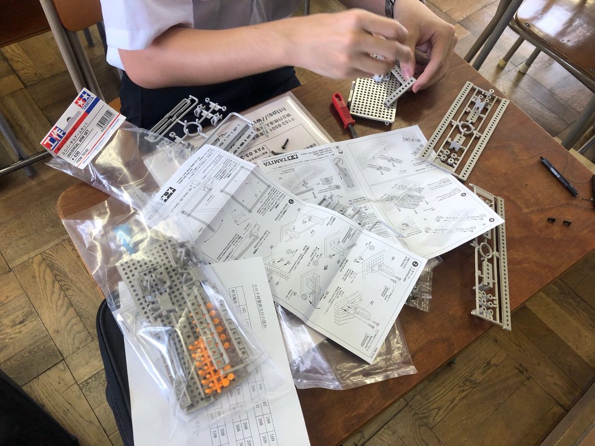 13thcosmo's tweet photo. 今日は役割ごとに分かれて作業しました！旗を作る人、縁石を作るひと、色を塗る人、木を切る人、今までで一番多くの人が手伝ってくれました！
溶接が遅れていてピンチだった件もどうにかなりそうです。。。。🦾😌

#f1 #ゴーカート https://t.co/xg1ngTBQJ6