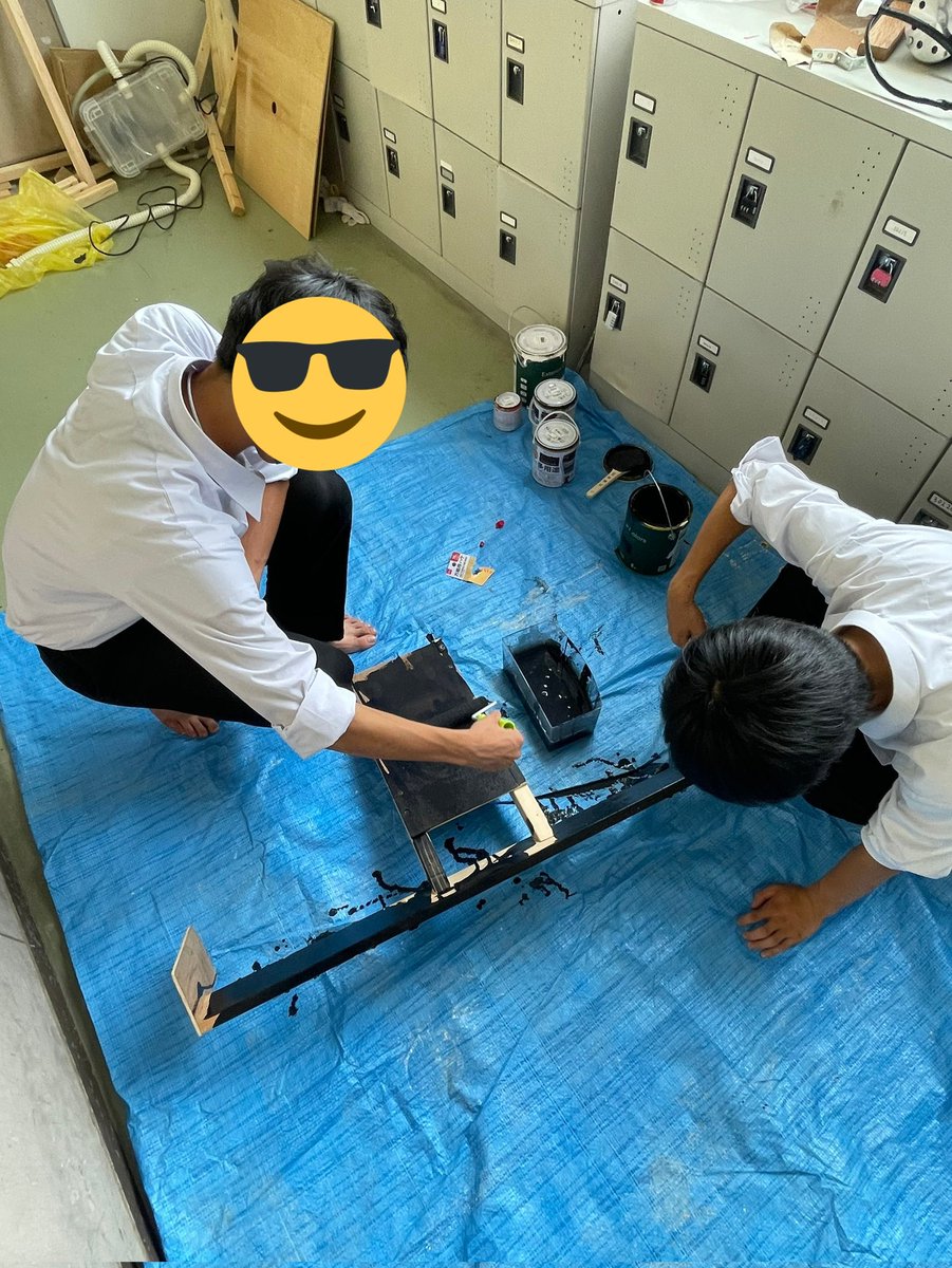 13thcosmo's tweet photo. 今日は役割ごとに分かれて作業しました！旗を作る人、縁石を作るひと、色を塗る人、木を切る人、今までで一番多くの人が手伝ってくれました！
溶接が遅れていてピンチだった件もどうにかなりそうです。。。。🦾😌

#f1 #ゴーカート https://t.co/xg1ngTBQJ6