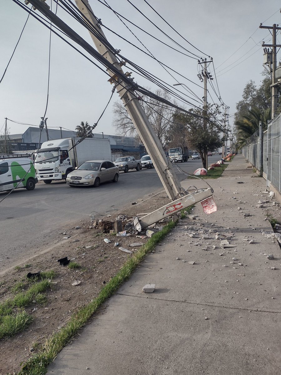 Drahim_I's tweet photo. @EnelClientesCL #PosteChocado en la esquina de Puerto Montt/Fresia. https://t.co/rivwJkFZJi
