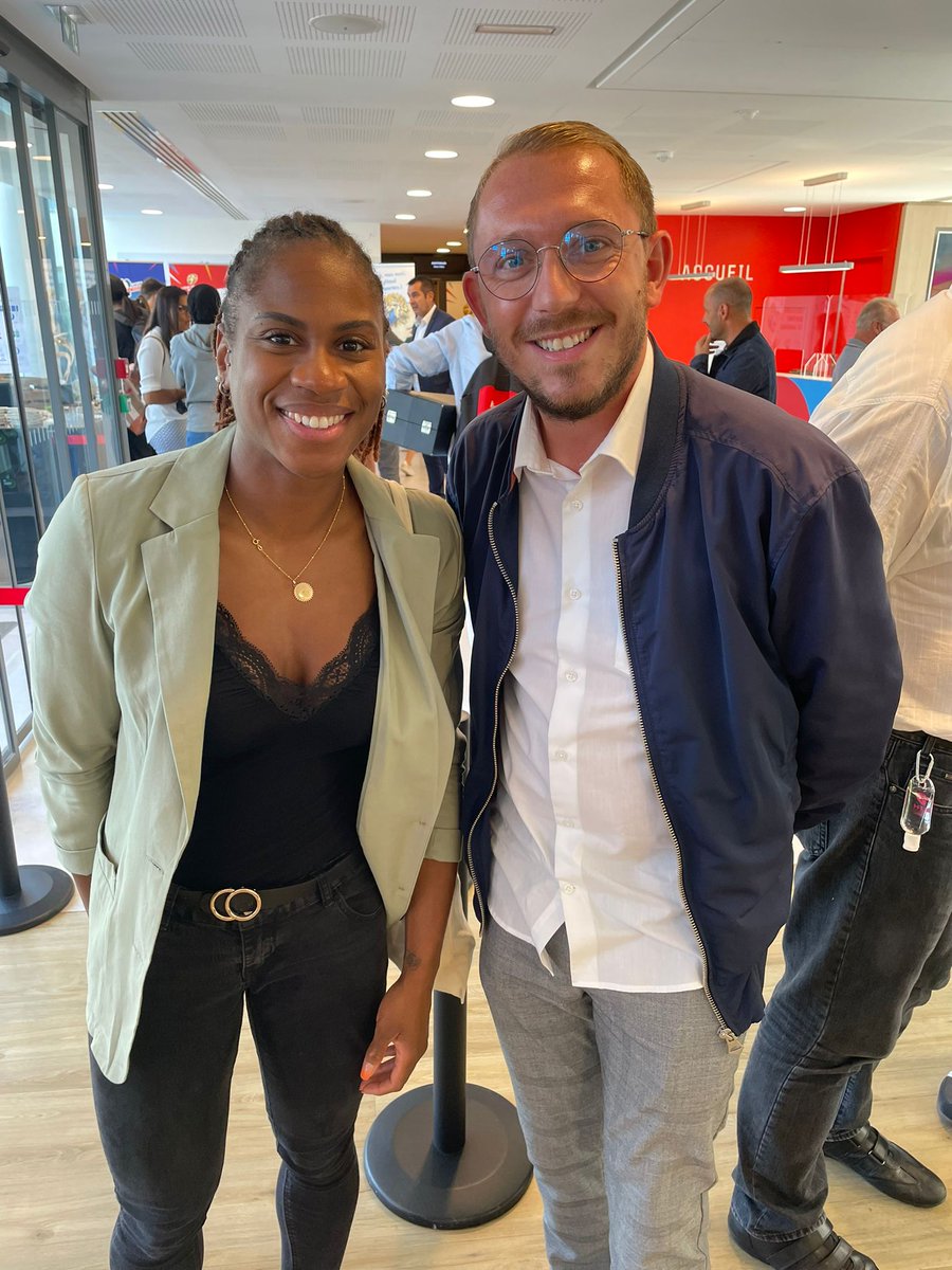 JejayLH's tweet photo. ⚡#ConfLFH
Un vrai plaisir de retrouver les ami(e)s du #Handball 🇨🇵 dans ce magnifique endroit de la Maison du Handball pour la conférence de rentrée @LBE_Officiel 🤾🏾♀️
Belle saison à tous !
@Nodji_Myaro @Nodji_Myaro
@bbarbusse @LassourceC @Butagaz @Remy_Levy
#LigueButagazEnergie https://t.co/f2GxxdsWj9