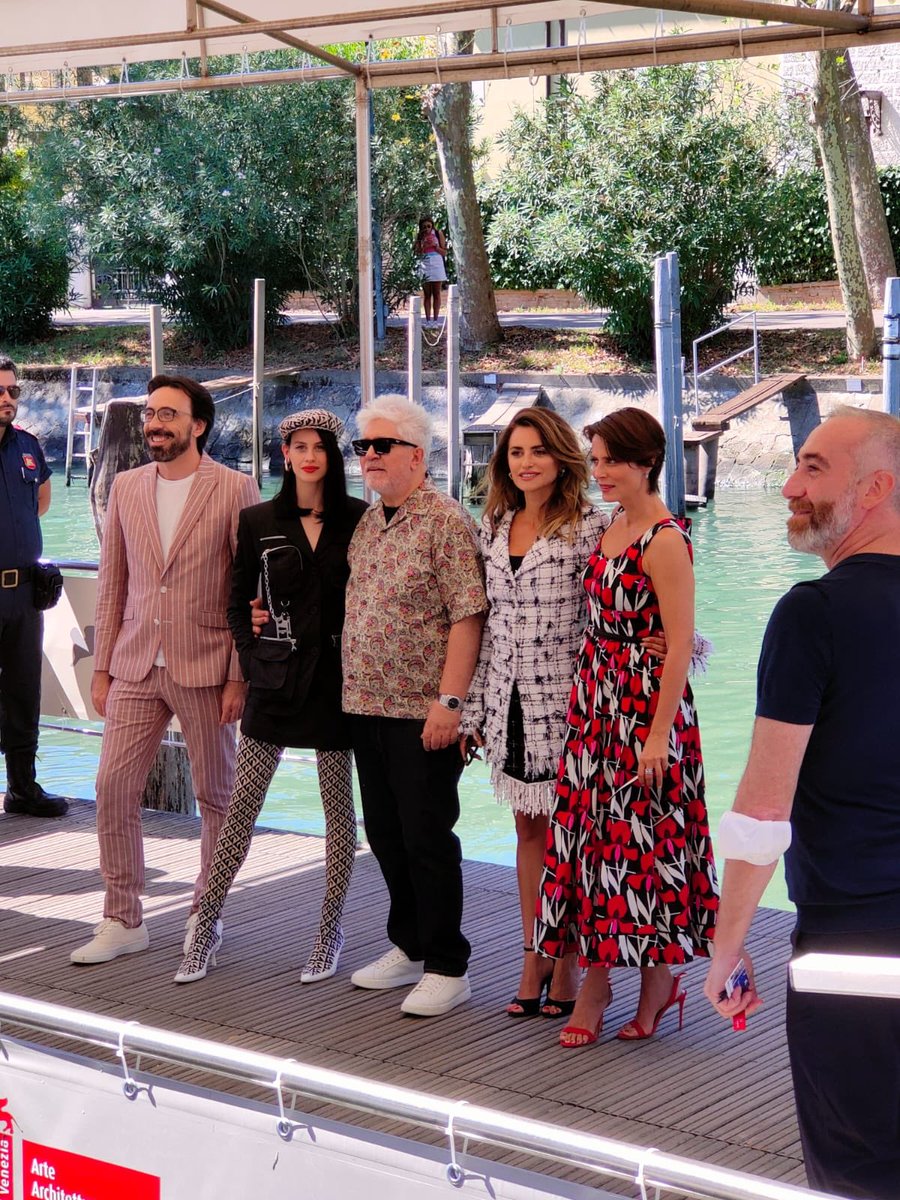 #Venezia78 inizia con Almodovar e il suo nutrito cast. Una storia di madri e di affetti intrecciata con la Storia maiuscola. Questa sera la recensione a cura di #FilmCronache
