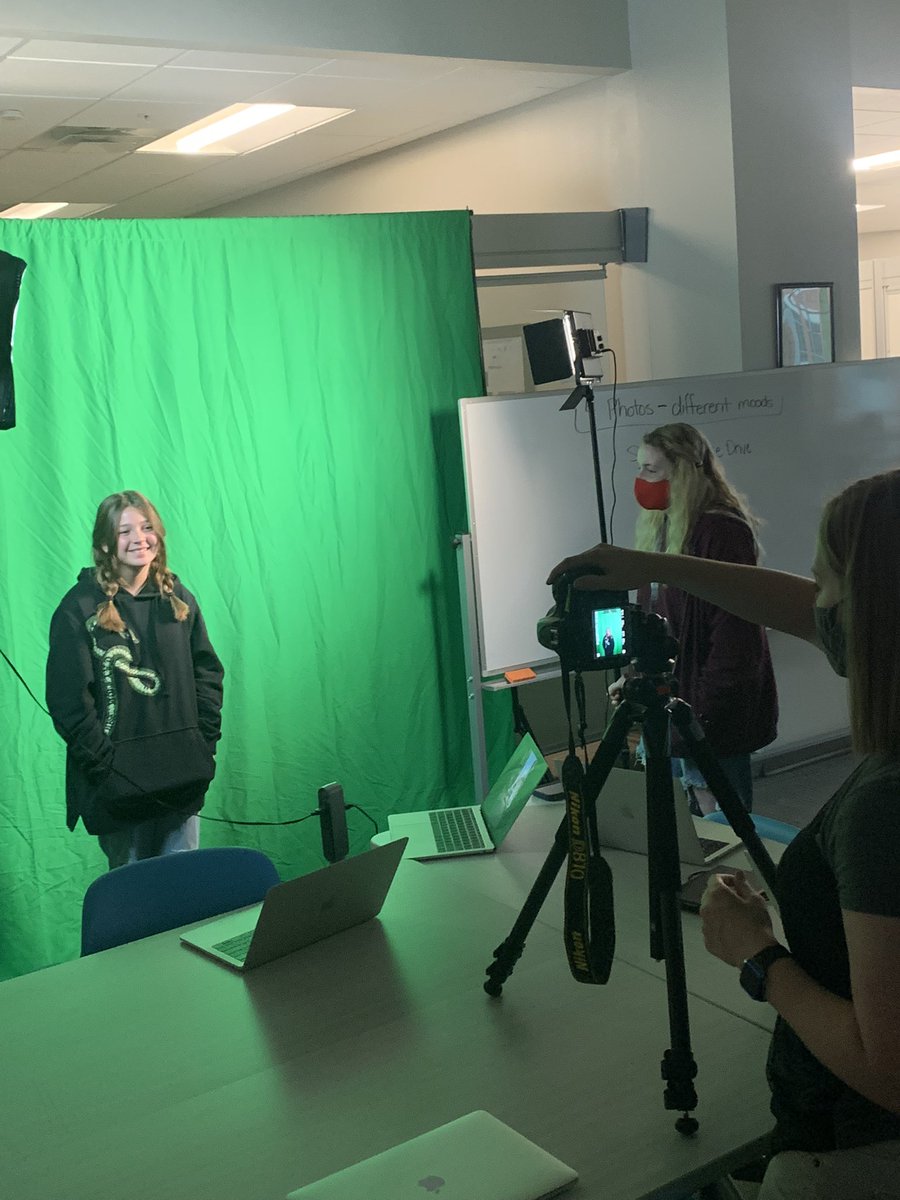 Darnell_USBucs's tweet photo. Digital Arts 1 learning best practices for using a green screen backgrounds in real time with @Dotson_dbexcel! Watch out @Lifetouch 😉 https://t.co/CkFoCsTrvI