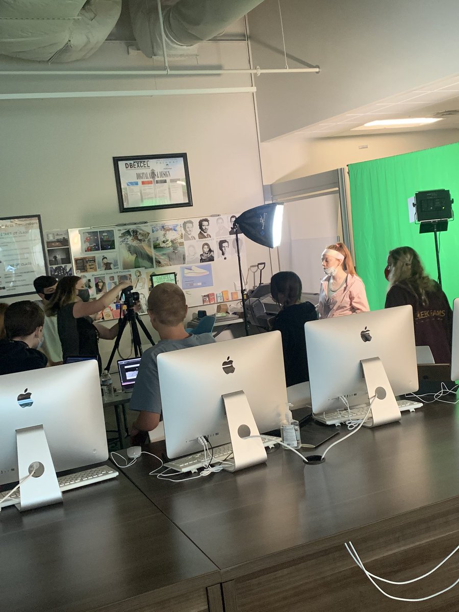 Digital Arts 1 learning best practices for using a green screen backgrounds in real time with <a href="/Dotson_dbexcel/">Digital Arts & Design</a>! Watch out <a href="/Lifetouch/">Lifetouch</a> 😉